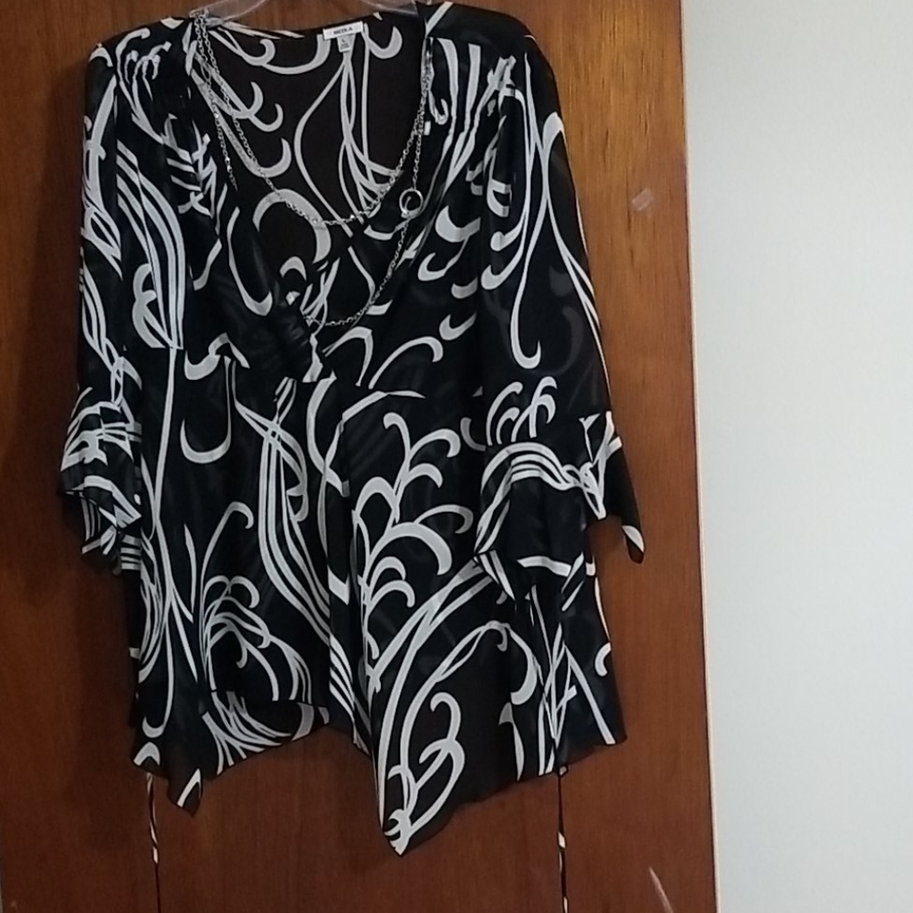 Nicola blouses black and white